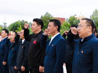 兴海县开展“与党同行护生态 万众同心净兴海”全民志愿主题党日活动