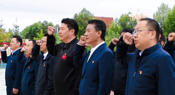 兴海县开展“与党同行护生态 万众同心净兴海”全民志愿主题党日活动